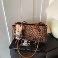 Bolso de leopardo para el hombro con correa de cuero marrón y colgante de osito - Marrón con colgante