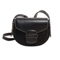 Bolso de hombro negro clásico con acabado de ante y elegantes costuras blancas en contraste - Negro