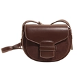 Bolso bandolera marrón oscuro con textura mate, costuras blancas y solapa de cuero - Marrón