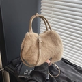 Schicke hellbeige Kunstfell-Umhängetasche mit verstellbarem Lederriemen und Silberschnalle - Khaki Ohne Anhänger
