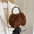 Braune Plüschhandtasche aus Kunstpelz mit dunkelbraunen Ledergriffen und verstellbarem Riemen - Braun Ohne Anhänger