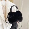 Schicke schwarze Kunstpelz-Handtasche mit Lederriemen und Plüschtextur für den Winter - Schwarz ohne Anhänger