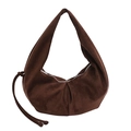 Bruine suède hobo tas met ritssluiting en decoratief knoopdetail aan de zijkant - koffiekleur