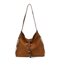 Detalle de bolso hobo de ante marrón con correa de cuero y aro metálico plateado - Marrón