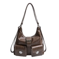 Sac cabas rétro marron foncé en similicuir avec boucles argentées sur fond blanc - Marron