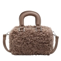 Sac à main marron en fausse fourrure avec poignées en cuir et boucles argentées - Chocolat
