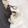 Sac seau en peluche blanche avec bandoulière marron sur un drap blanc moelleux - Sans Pendentif / Blanc