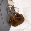 Sac seau en fausse fourrure marron avec bandoulière sur fond de textile blanc - Sans Pendentif / Marron