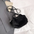 Sac seau en peluche noire avec poignées en cuir et bandoulière sur veste grise - Sans Pendentif / Noir