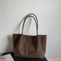 Grande borsa tote in pelle scamosciata marrone scuro con cuciture verticali e manici fini - Marrone