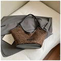Sac fourre-tout tendance à imprimé léopard avec bordures en cuir noir et bandoulière - Marron (Sans Pendentif)