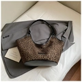 Grand sac cabas à imprimé léopard avec anses en cuir noir sur une veste de costume grise - Café (Sans Pendentif)