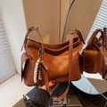 Bolso bandolera retro marrón de gran capacidad con colgante de cuentas y luz natural - Marrón con colgante