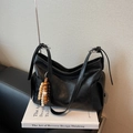 Bolso bandolera de cuero negro brillante con borla decorativa de cuentas de madera - Negro con colgante