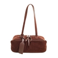 Bolso de hombro de ante marrón oscuro con correas de cuero y detalle de borla - Marrón