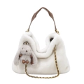 Flauschige Kunstfell Handtasche Detail, weiße Plüsch Umhängetasche mit Hasen Anhänger. - Ohne Anhänger / Weiß