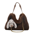 Nahaufnahme der braunen Plüsch-Tasche mit weichem Fell, Ledergriff und süßem Hasen-Anhänger. - Braun