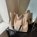 Beige Wildleder-Beuteltasche mit goldener Kette und Kordelzug-Detail in Spiegelansicht - Beige Groß