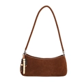 Sac baguette en daim marron foncé avec breloque en perles de bois sur fond blanc - Avec Pendentif / Marron