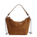 Bolso bandolera de ante marrón con cadena plateada y diseño vintage de media luna - Marrón