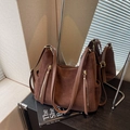 Borsa tote vintage in pelle scamosciata marrone scuro con nappe e tracolle in pelle - caffè