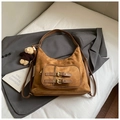 Dettaglio borsa tote in pelle scamosciata color caramello con fibbie e orsetto - Marrone (Con Pendaglio)