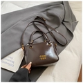 Sac seau brillant marron chocolat avec lettrage doré sur un élégant blazer gris - Café sans Pendentif