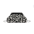 Bolso de punto con estampado de leopardo blanco y negro y correa de cadena plateada - Negro