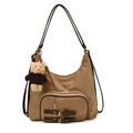 Detalle de bolso hobo marrón mate con hebillas de bronce y llavero de oso de peluche - Con Colgante / Caqui
