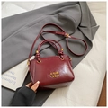 Sac seau chic en cuir bordeaux avec lettrage doré et bandoulière réglable pratique - Rouge (Sans Pendentif)