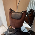 Bolso tipo cubo retro de ante marrón con solapa de cuero negro y correa de cuerda redonda - café