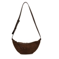 Bolso tipo croissant de ante marrón oscuro mate con correa de cuero ajustable y cremallera - Marrón