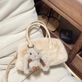 Sac Boston chic en fausse fourrure crème avec porte-clé lapin et poignée en cuir - Kaki Avec Breloque
