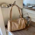 Borsa a bauletto retrò in pelle scamosciata kaki con cerniere su tavolo di legno - Cachi