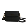 Sac bandoulière élégant en cuir grainé noir avec lettrage doré et détails métalliques dorés - Noir