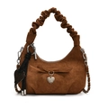 Borsa a mezzaluna in camoscio marrone vintage con manico increspato e ciondolo cuore - Marrone