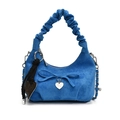 Borsa a mezzaluna in camoscio blu con manico increspato e ciondolo a cuore in metallo - Blu