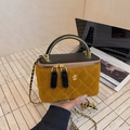 Gesteppte ingwergelbe Mini-Box-Tasche mit goldenem Blumenlogo und Kettenriemen - L / Braun