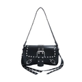 Schwarze Leder-Schultertasche im Punk-Stil mit Nieten und Metall-Schnalle in Studio - Schwarz