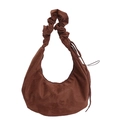 Braune Wildleder-Hobo-Tasche mit gefaltetem Schultergurt und Fransendetail auf Weiß - Kaffeebraun