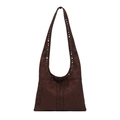 Bolso hobo marrón de ante sintético con tachuelas plateadas de estilo vintage - café