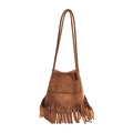 Sac seau bohème en daim marron avec de longues franges et une fine bandoulière sur blanc - Marron