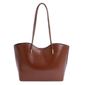 Détail du sac cabas marron brillant avec bordure ondulée et ferrures dorées - Sans pendentif / Marron