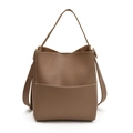 Karamellbraune Eimer-Tasche aus Leder mit weißen Kontrastnähten und vielseitigen Trägern - Dunkelkhaki