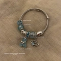 Detail eines Perlenarmbands mit blauen Anhängern und Bärenanhänger für 13-16cm Handgelenk - Exquisiter Perlenstil (B1079)