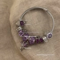 Detail eines Perlenarmbands mit lila Glasperlen und Schmetterlingsanhängern für 13-16cm Handgelenk - Exquisiter Perlenstil (B1077)