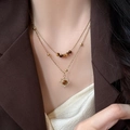Collana a doppio strato dorata con perline occhio di tigre e ciondolo a sole su modella - Doppio Pendente Sole Oro (14#)