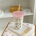 Niedlicher Kaffeebecher mit rosa Deckel, Jolly-Prints und Holzstrohhalm - Großer Lebensstil