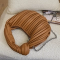 Sac croissant plissé caramel avec poignée nouée et chaîne argentée pour femme - Marron