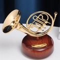 Französische Horn-Spieluhr mit goldenem Instrumentenmodell auf dunklem Holzsockel - 2058 Waldhorn